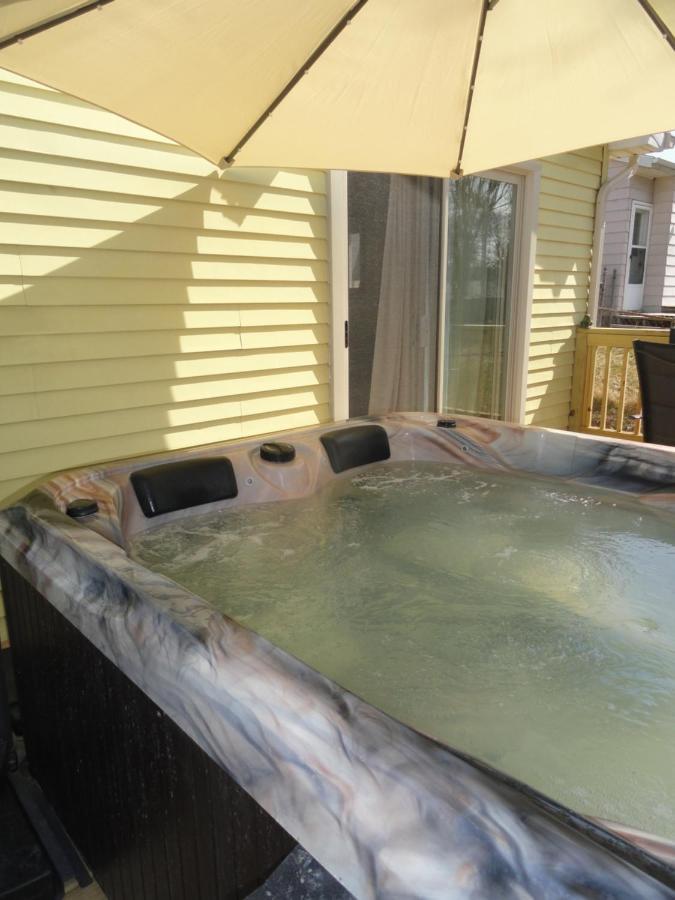 Outdoor Hot Tub And Cozy King Bed Lägenhet Lansing Exteriör bild