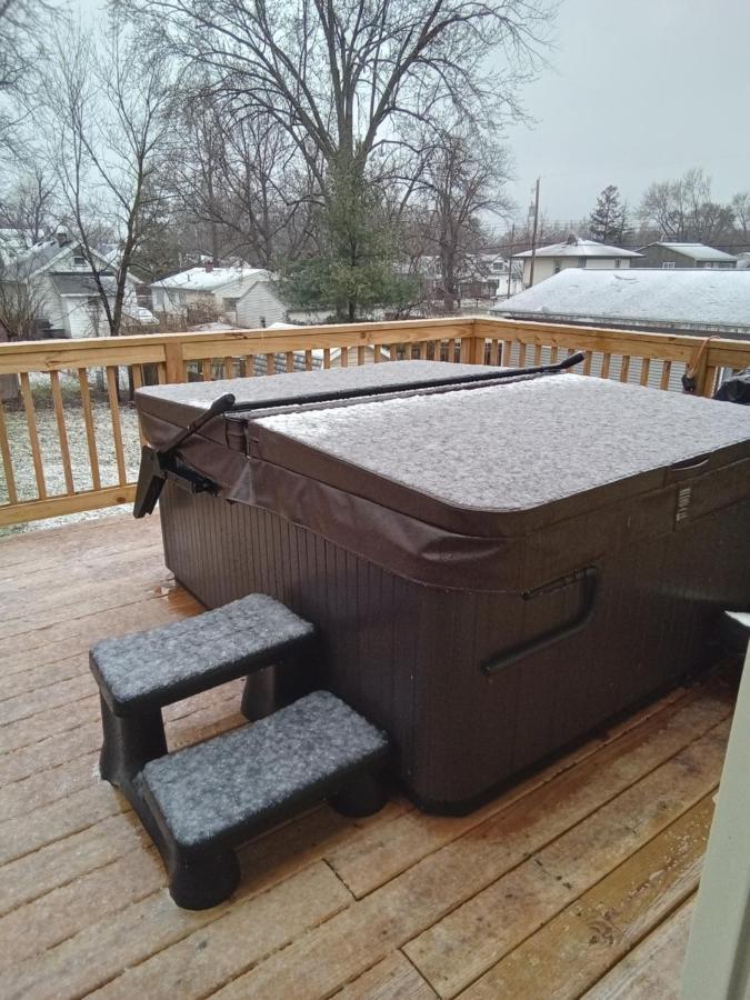 Outdoor Hot Tub And Cozy King Bed Lägenhet Lansing Exteriör bild