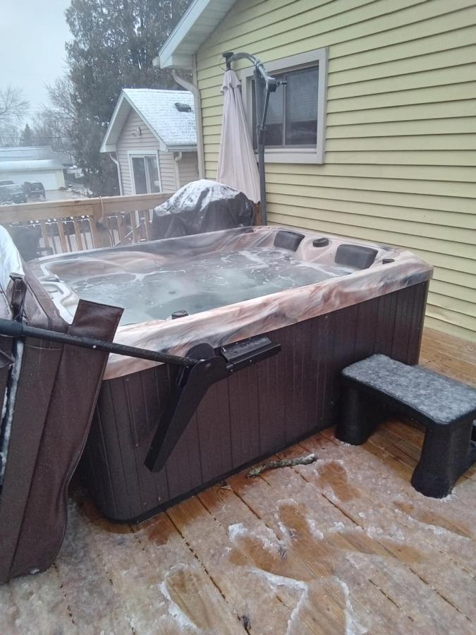Outdoor Hot Tub And Cozy King Bed Lägenhet Lansing Exteriör bild