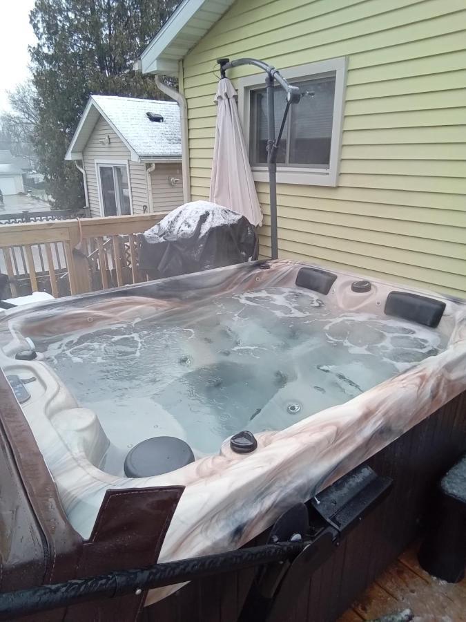 Outdoor Hot Tub And Cozy King Bed Lägenhet Lansing Exteriör bild