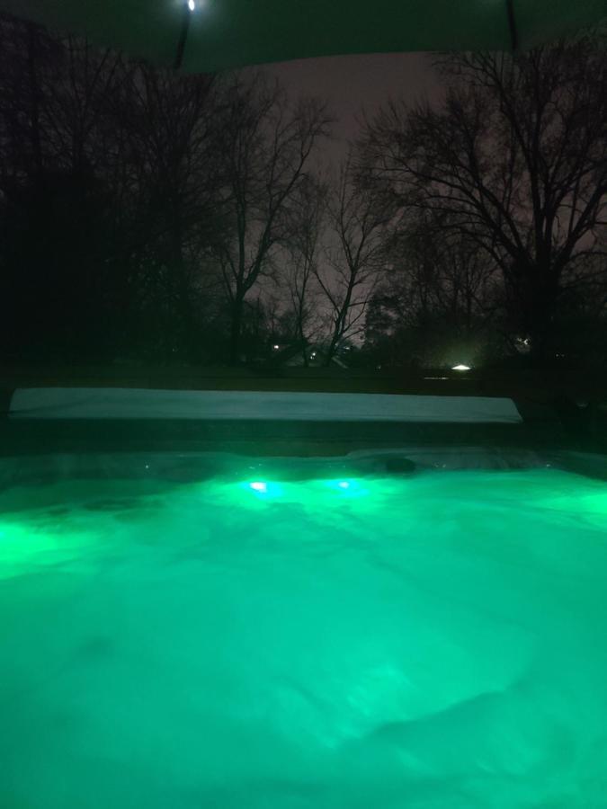 Outdoor Hot Tub And Cozy King Bed Lägenhet Lansing Exteriör bild